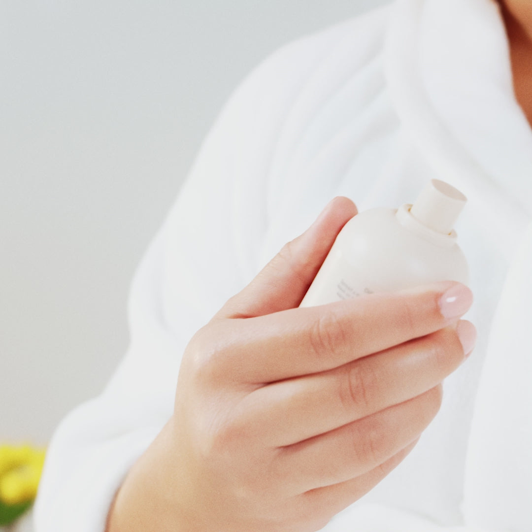 Video of model demonstrating how to use Beekman 1802's Potato Peel Rapid Resurfacing Milk Facial 3 times a week by using the product on their face. 